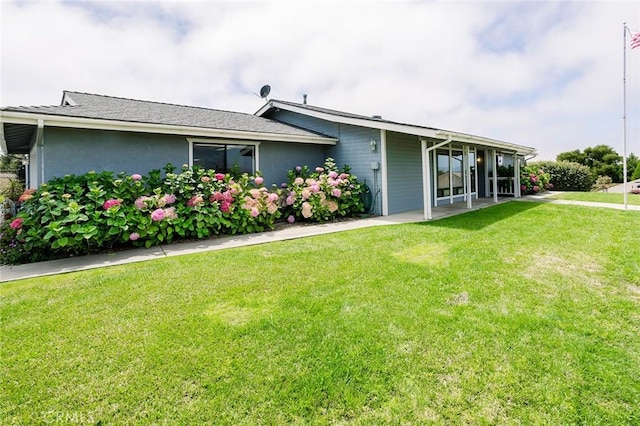 single story home featuring a front lawn