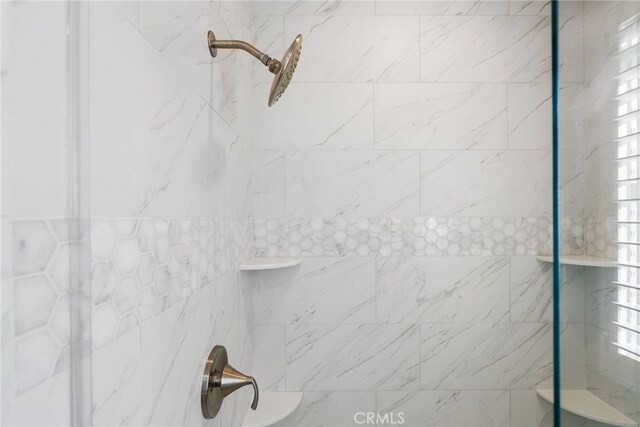 details featuring tiled shower