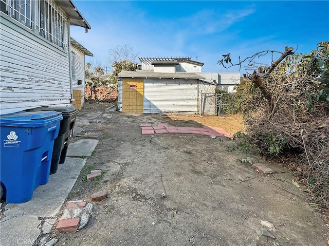 view of yard featuring an outbuilding