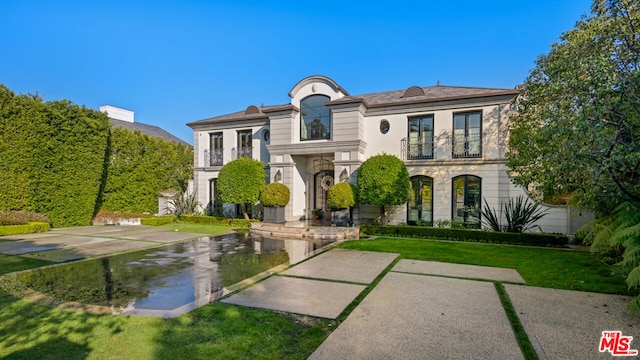 view of front of property with a front lawn