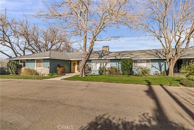 ranch-style house with a front lawn