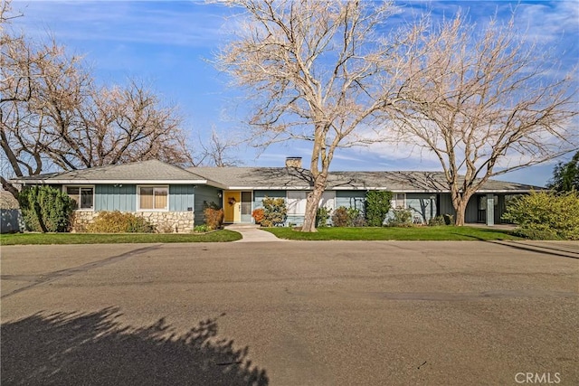 ranch-style home with a front lawn