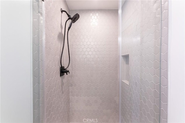 details with a tile shower