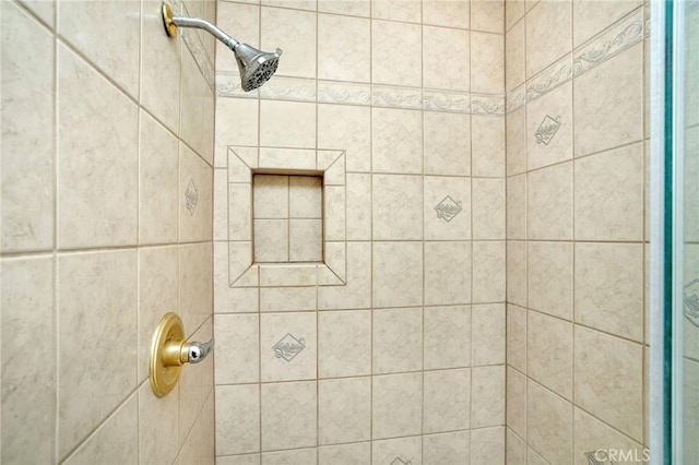 bathroom featuring tiled shower