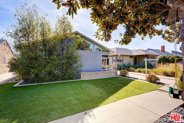 view of front of house featuring a front yard