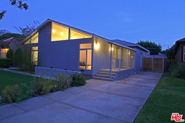 view of front facade with a front lawn