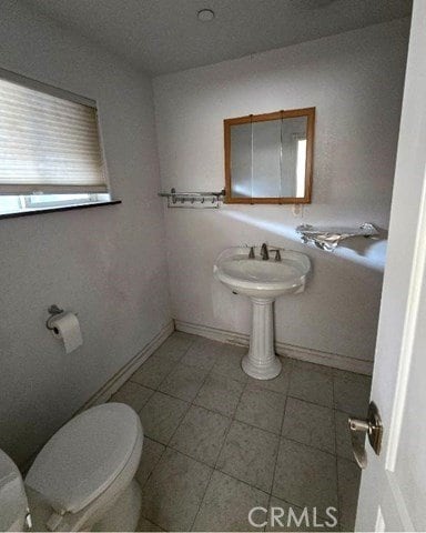 bathroom featuring toilet and sink