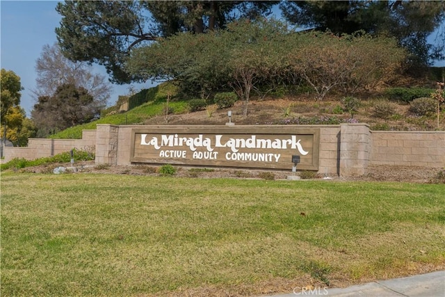 community / neighborhood sign featuring a lawn