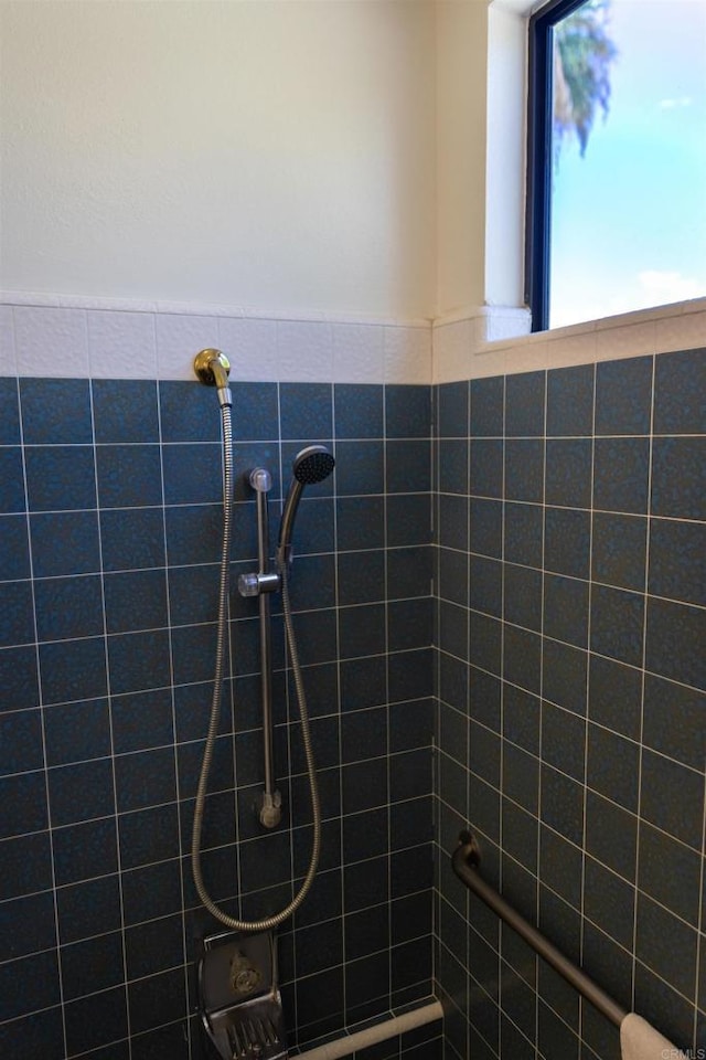 bathroom featuring tiled shower