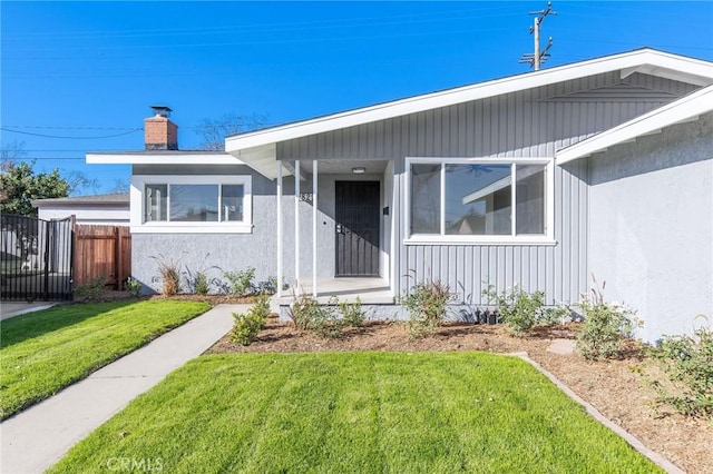 view of front of house featuring a front yard