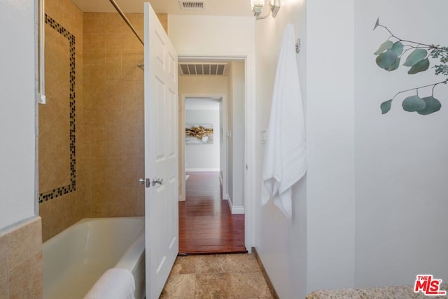 bathroom with tiled shower / bath combo