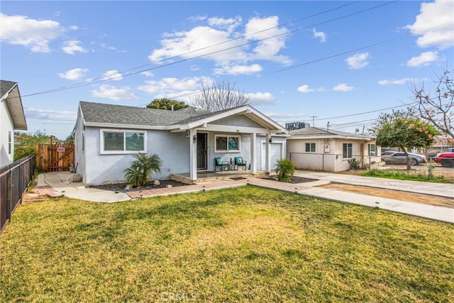 view of front of property featuring covered porch and a front yard