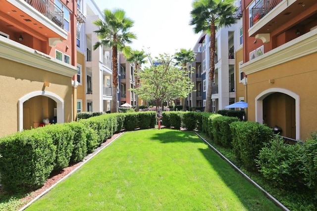 view of home's community featuring a yard