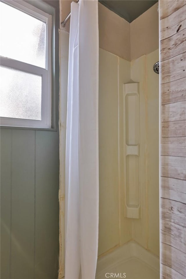 full bath featuring a shower with curtain