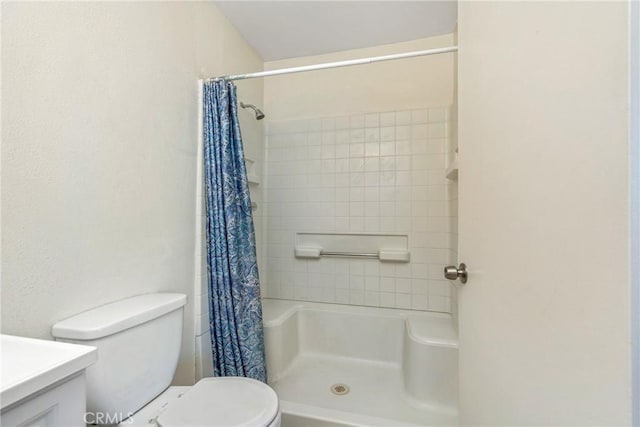 bathroom featuring a shower with curtain, vanity, and toilet