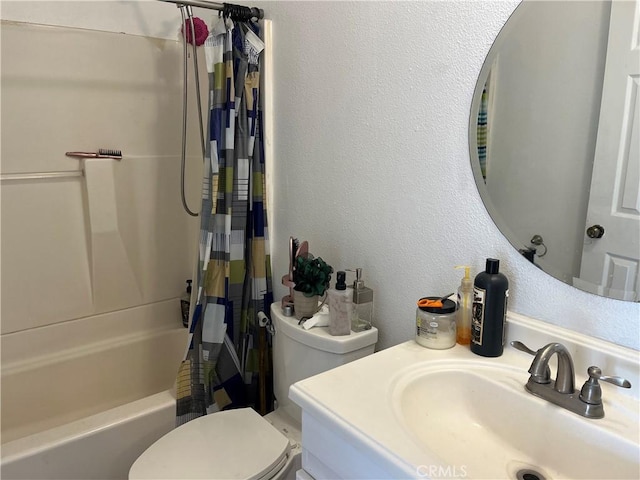 full bathroom with toilet, vanity, and shower / bath combo