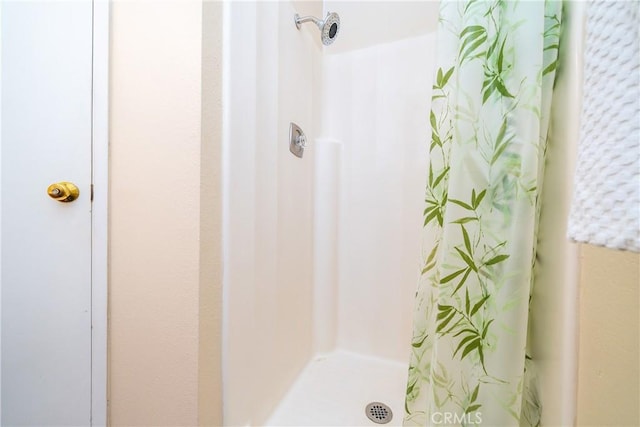 bathroom featuring curtained shower