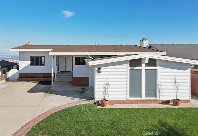 ranch-style house featuring a front lawn