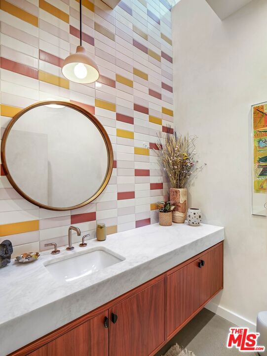 bathroom with vanity and decorative backsplash