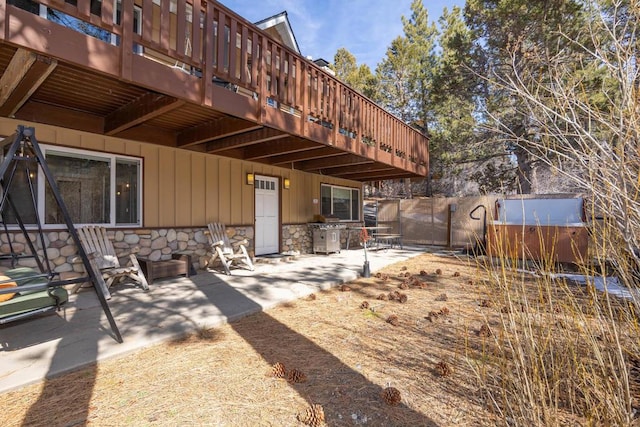 view of yard featuring a hot tub and a patio