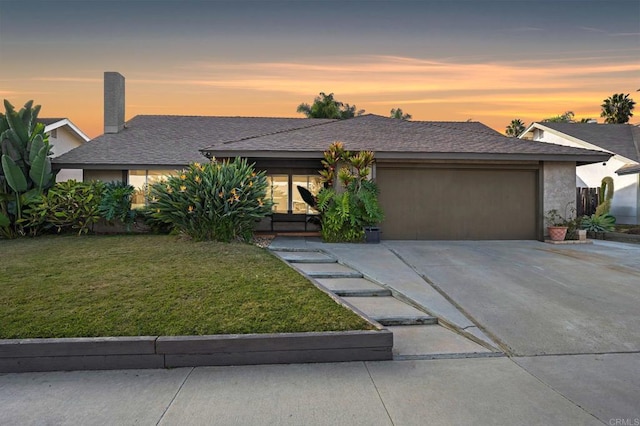 view of front of property featuring a lawn