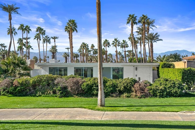 view of front facade with a mountain view and a front yard