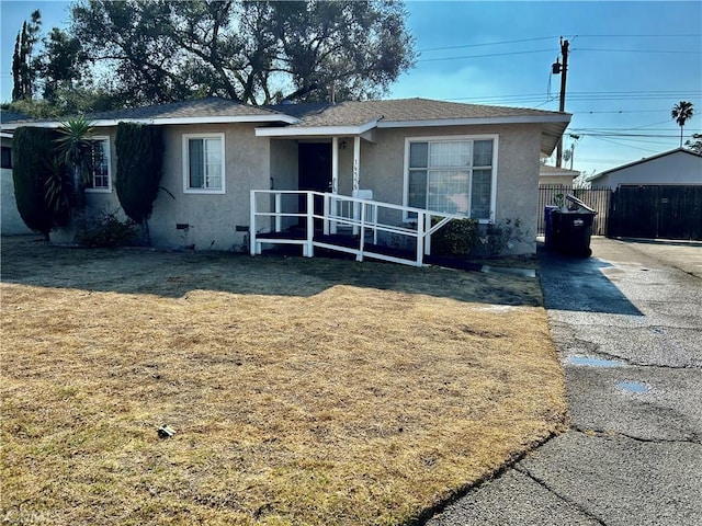 view of front of home featuring a front yard