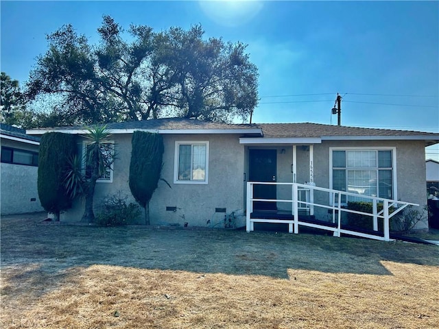 view of front of property with a front lawn