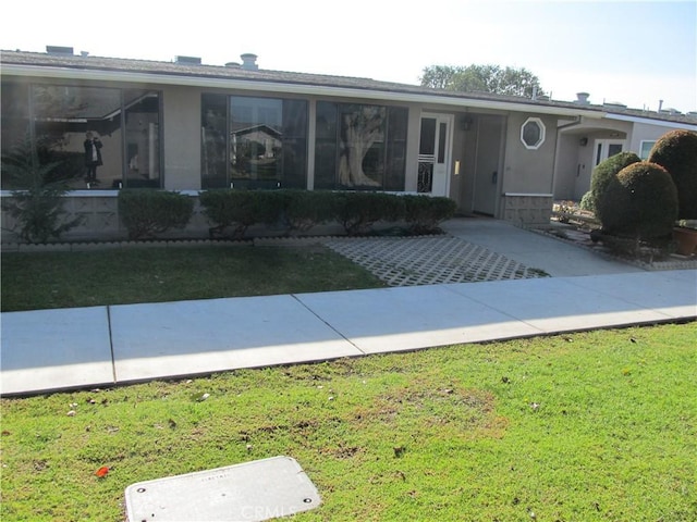 ranch-style house featuring a front lawn