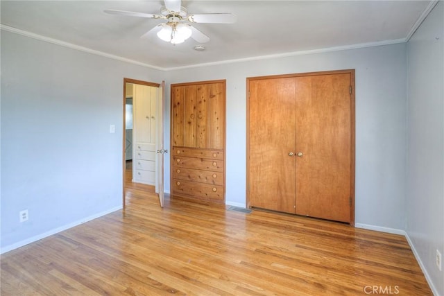 unfurnished bedroom featuring a ceiling fan, baseboards, visible vents, light wood-style floors, and crown molding