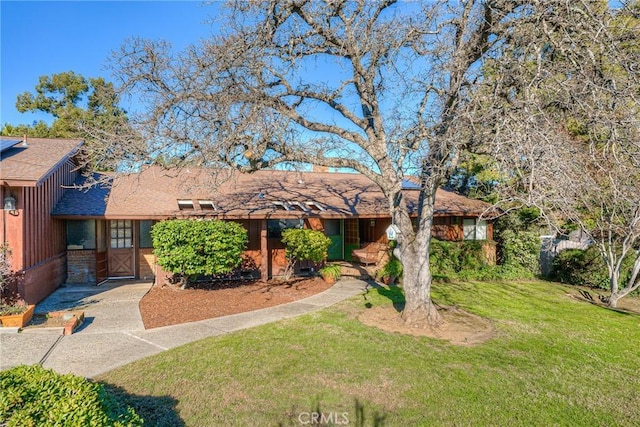 single story home featuring a front yard