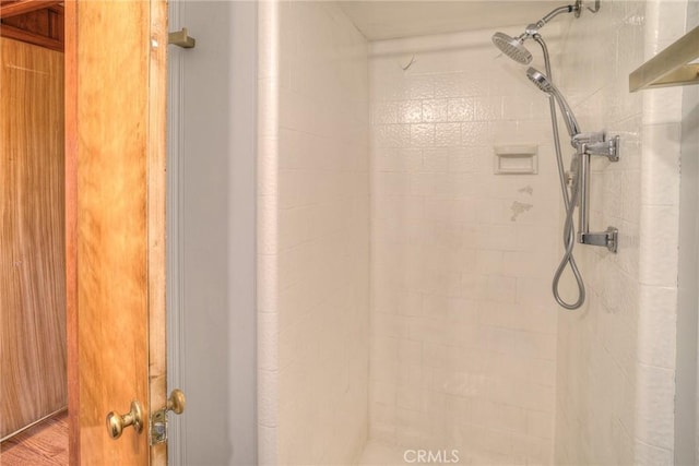 bathroom featuring tiled shower