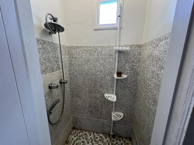 bathroom featuring a tile shower