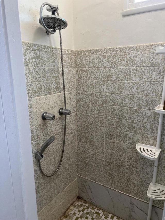 bathroom featuring a tile shower