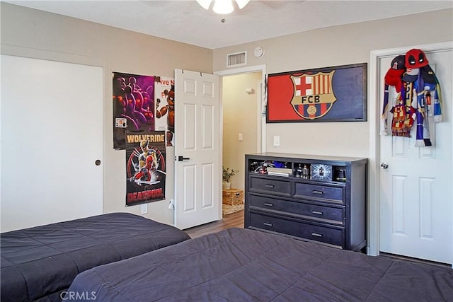 bedroom with ceiling fan