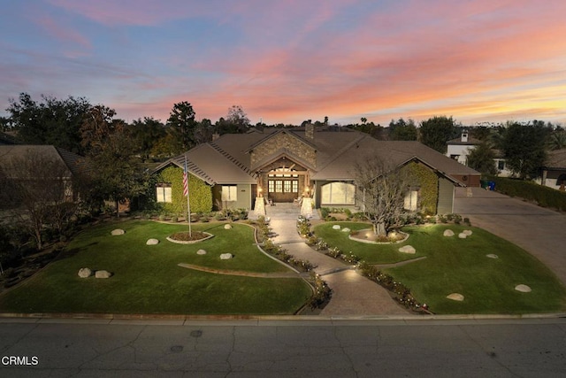 view of front of property featuring a yard