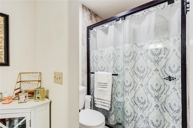bathroom with toilet and a shower with shower curtain