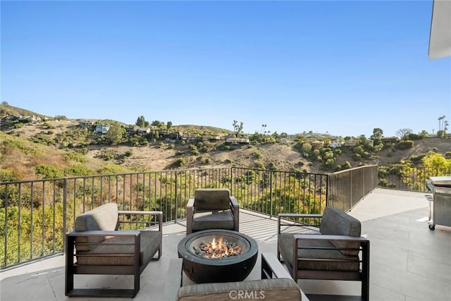 view of patio featuring an outdoor fire pit