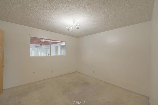 empty room featuring an inviting chandelier and a textured ceiling