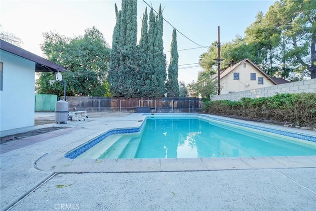 view of swimming pool