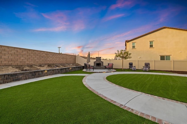 view of yard at dusk