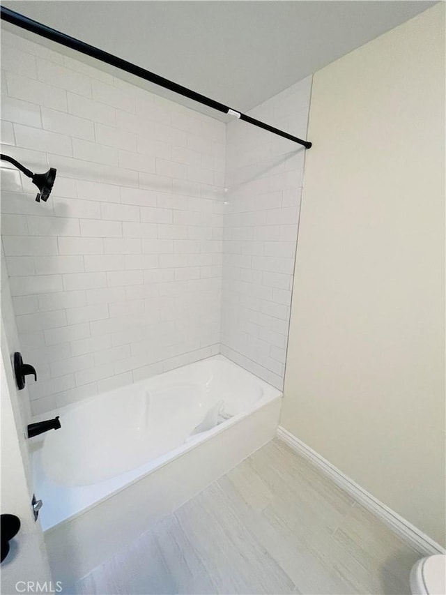 bathroom with tiled shower / bath