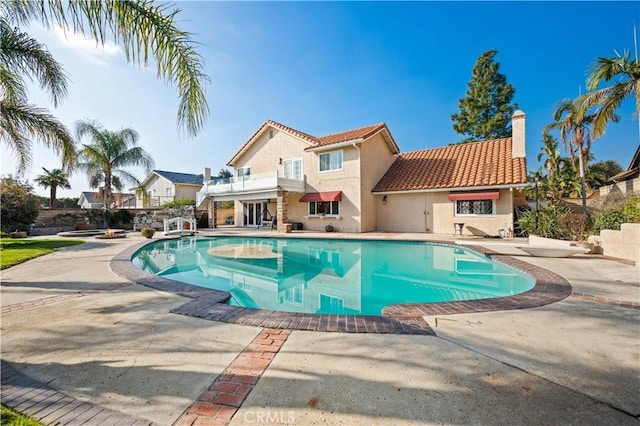 view of swimming pool