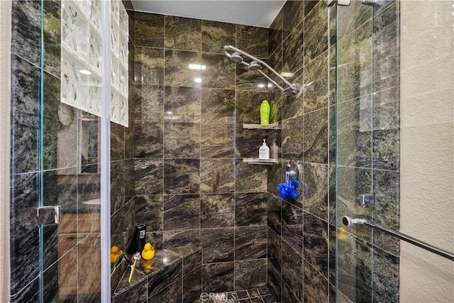 bathroom featuring tiled shower