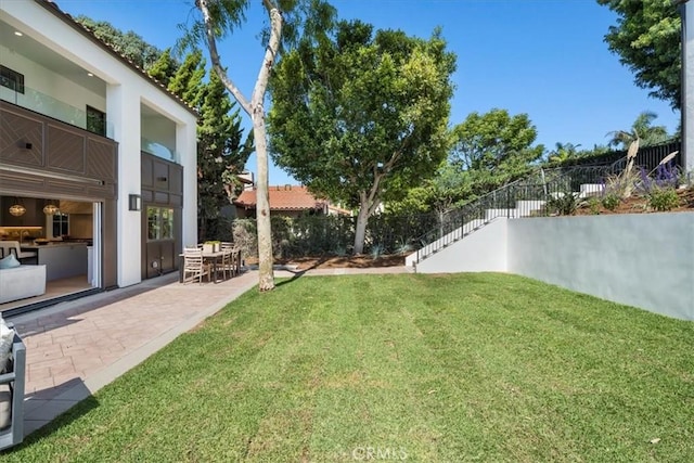 view of yard featuring a patio area