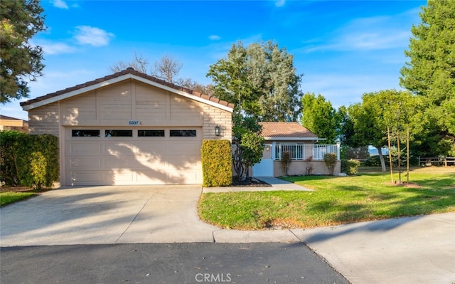 single story home with a front lawn