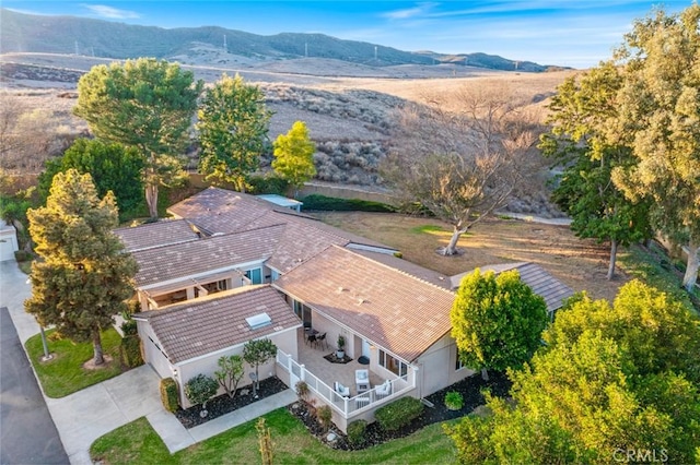 drone / aerial view featuring a mountain view