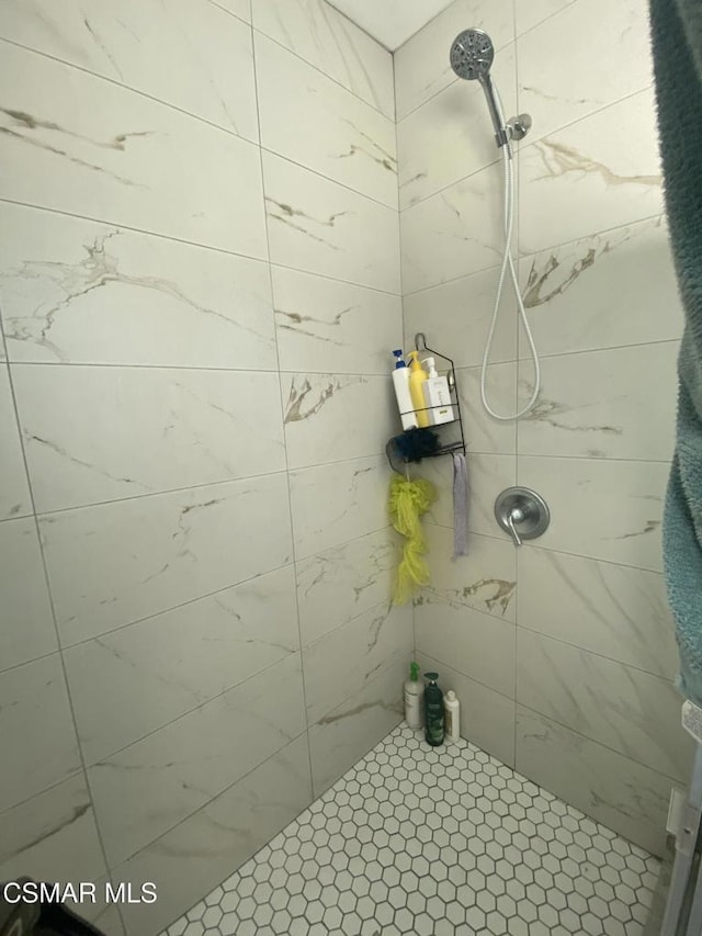 bathroom featuring a tile shower