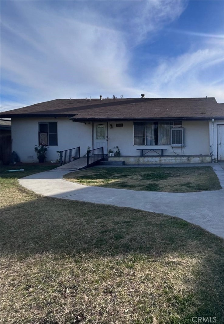 ranch-style house featuring a front lawn