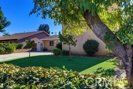 view of front of home featuring a front yard